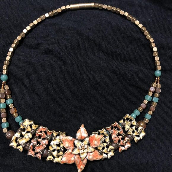 Unique beaded flower necklace - Picture 3 of 4